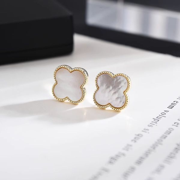 Сережки "Щастя" у білому кольорі 12 фото